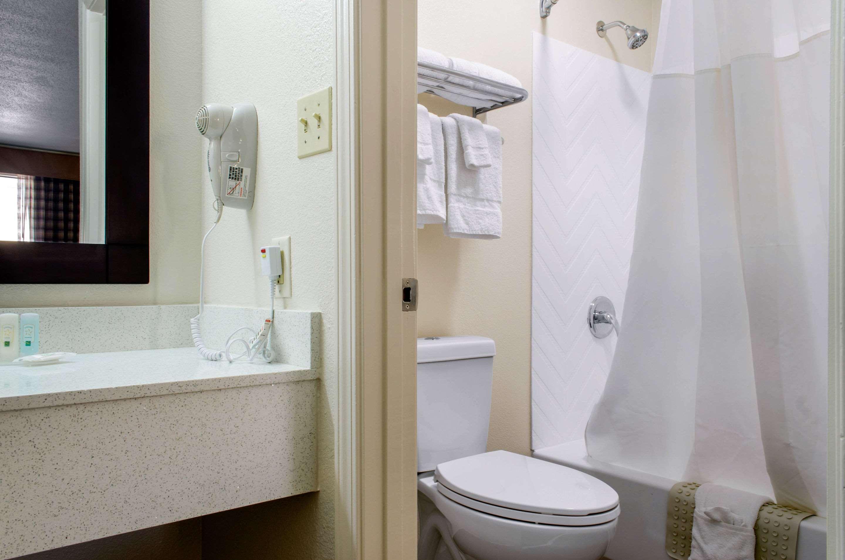 Quality Inn Маккомб Экстерьер фото